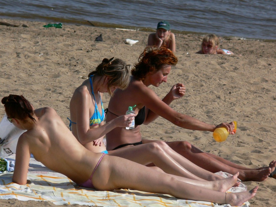 Spying on topless russian beach hottie (un)aware  