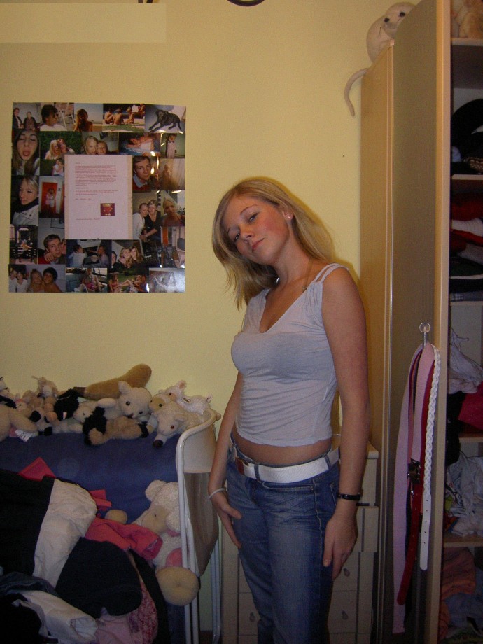 Hot teen gf posing 