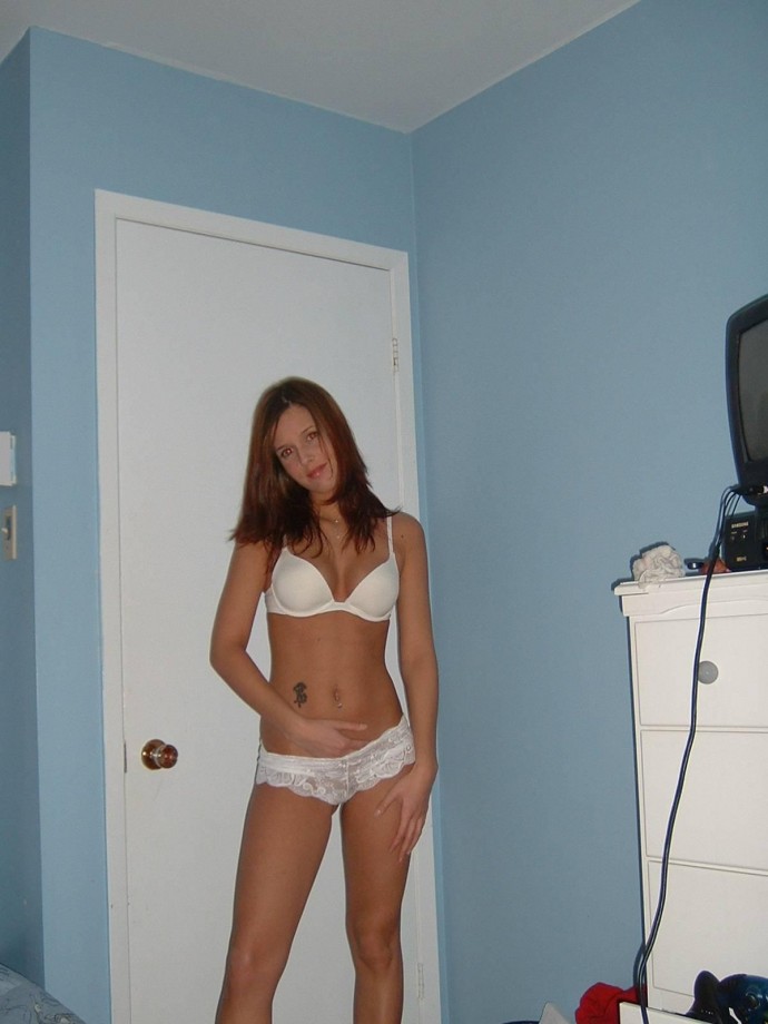 Brunette amateur teen posing 