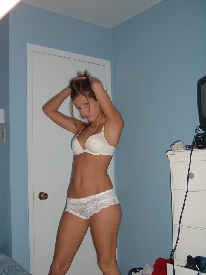 Brunette amateur teen posing 