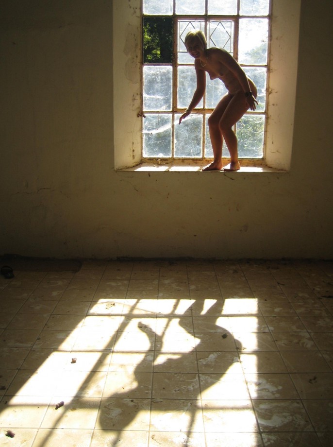 Blond pose in ruins