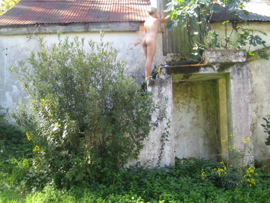 Blond pose in ruins