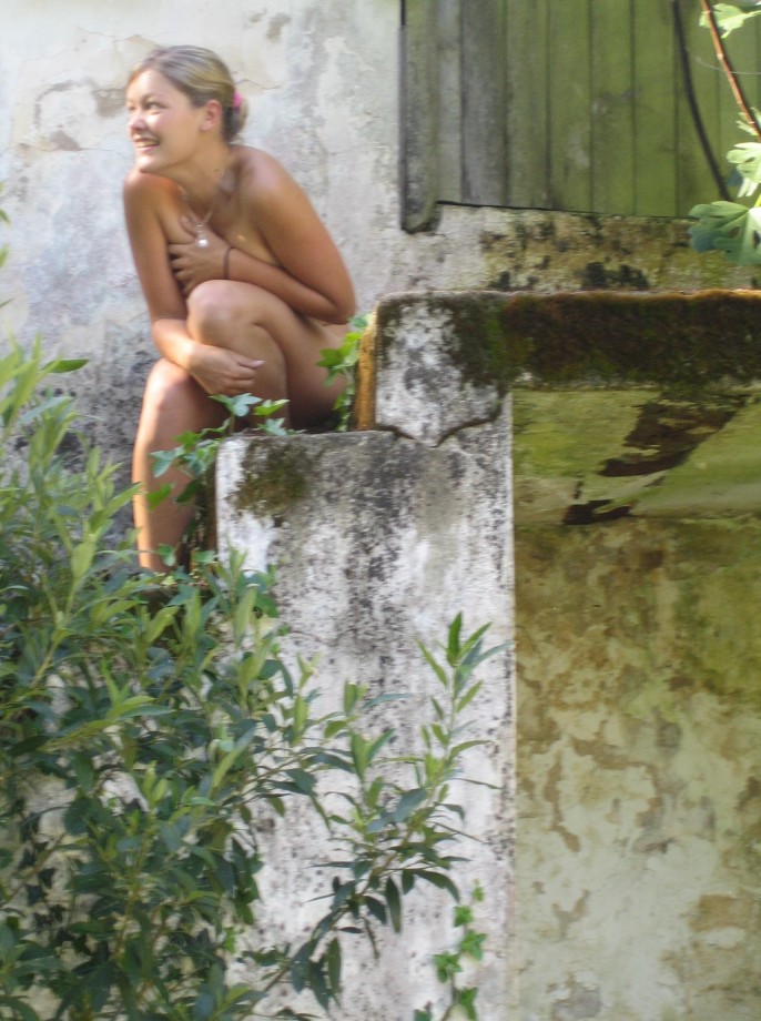 Blond pose in ruins