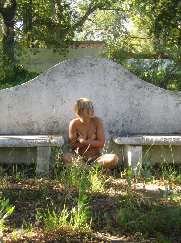 Blond pose in ruins