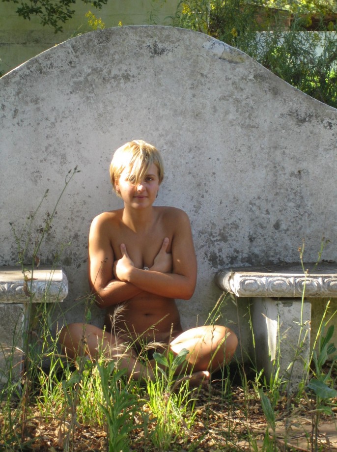 Blond pose in ruins