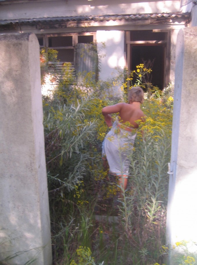 Blond pose in ruins