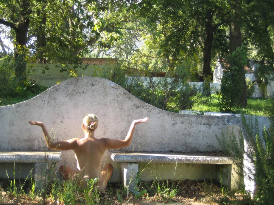 Blond pose in ruins