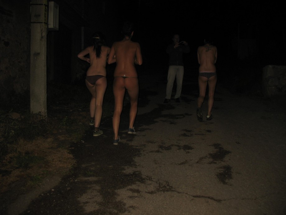 Pikotop - outdoor group sucking teengirls