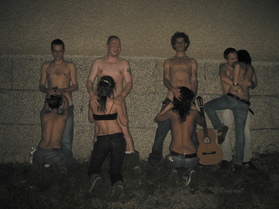 Pikotop - outdoor group sucking teengirls