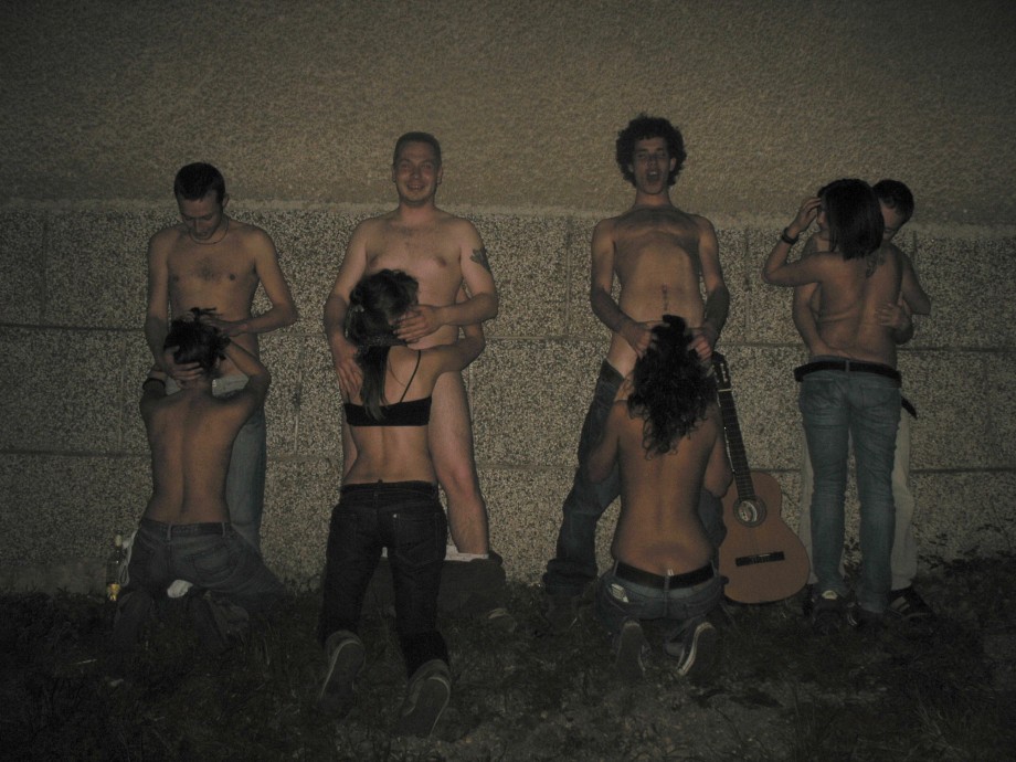 Pikotop - outdoor group sucking teengirls
