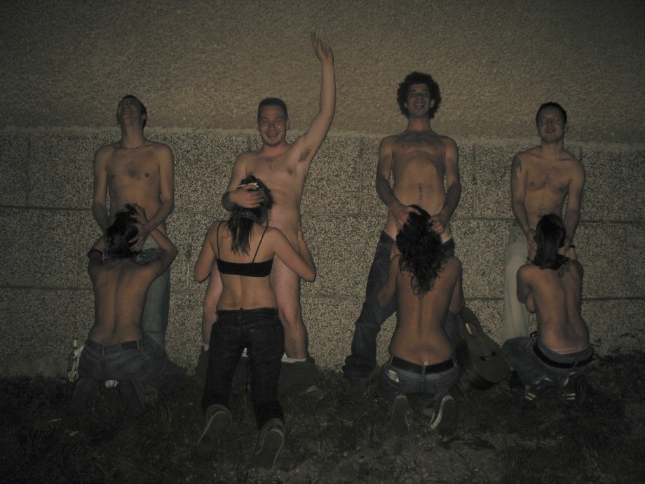 Pikotop - outdoor group sucking teengirls
