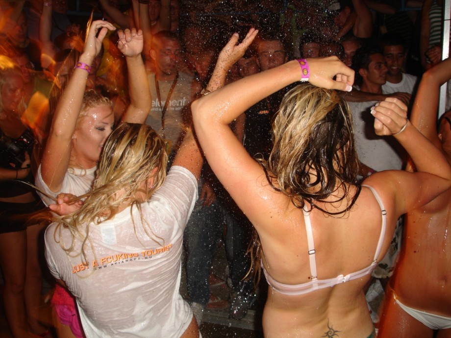 Pikotop - hot naked girls at party