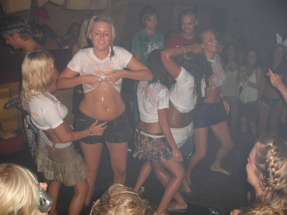 Pikotop - hot naked girls at party