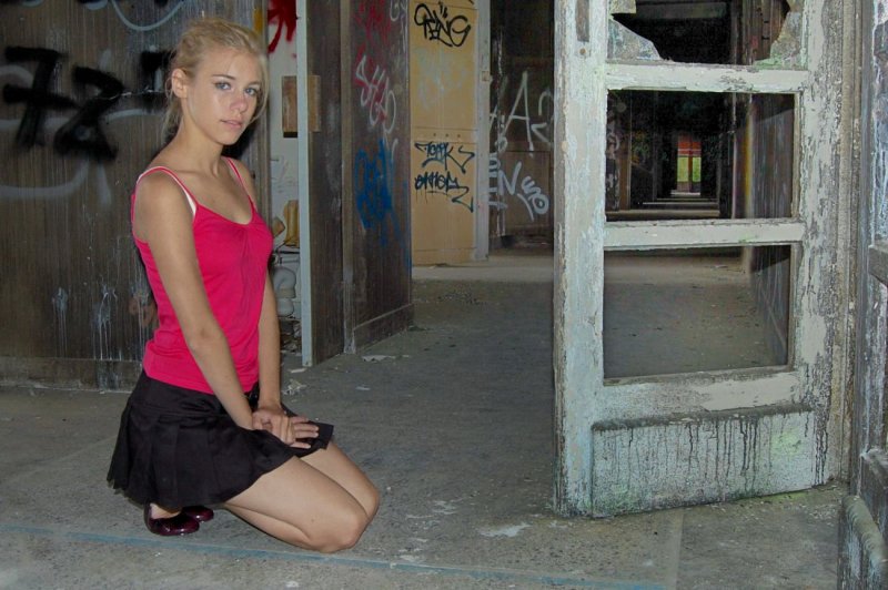 Pikotop - girlfriend naked pose in ruined building