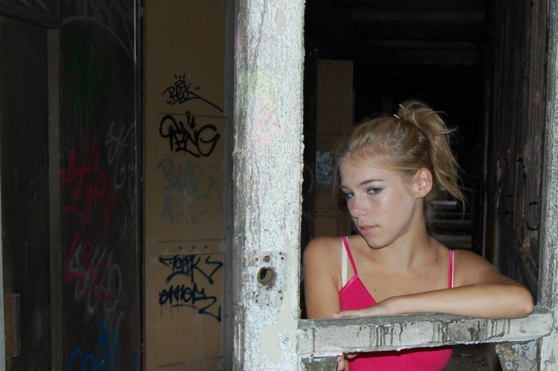 Pikotop - girlfriend naked pose in ruined building