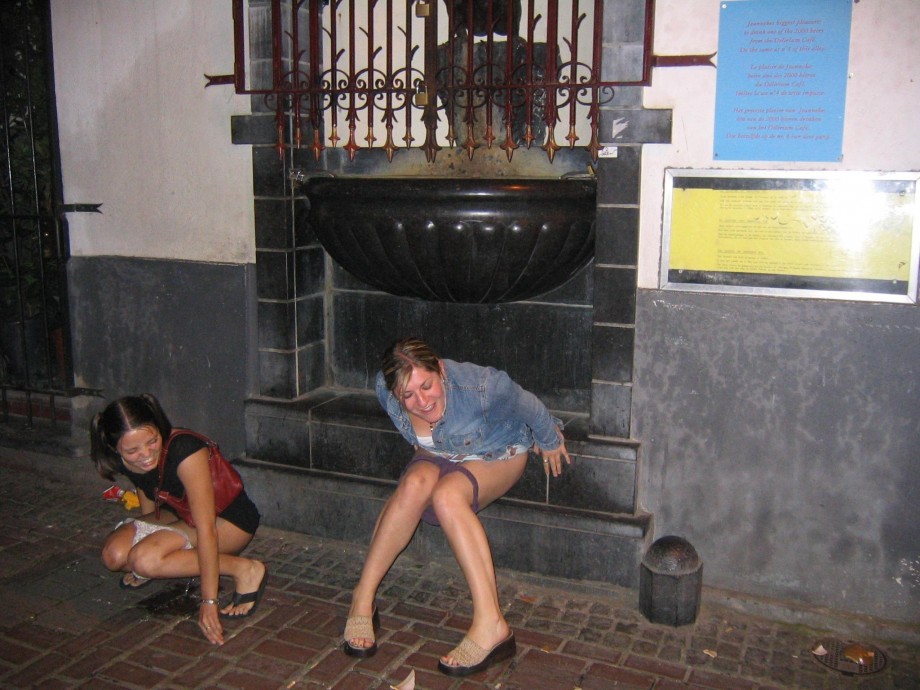 Groups of girls pissing in public - peeing on curb
