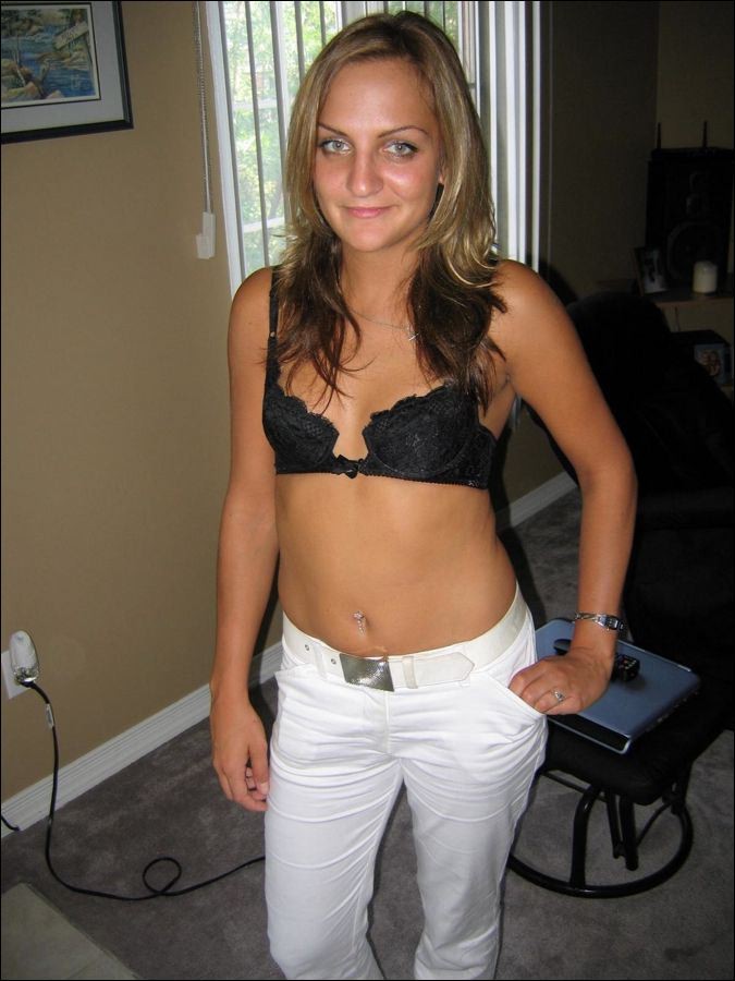 Amateur blonde girl show her body