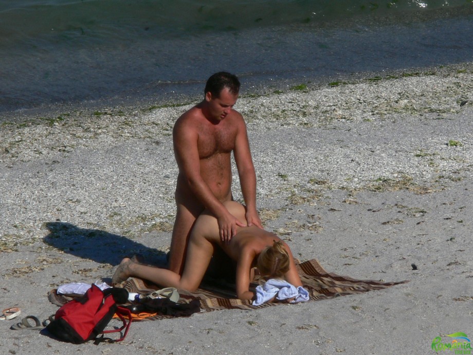 Pikotop - couple caught fucking on the beach