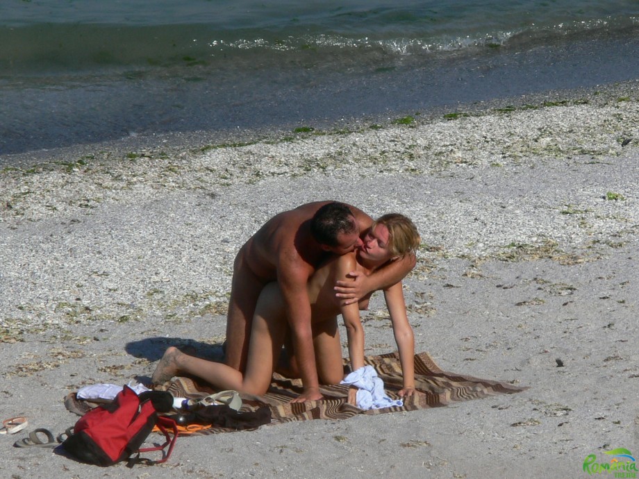 Pikotop - couple caught fucking on the beach