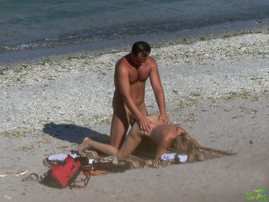 Pikotop - couple caught fucking on the beach