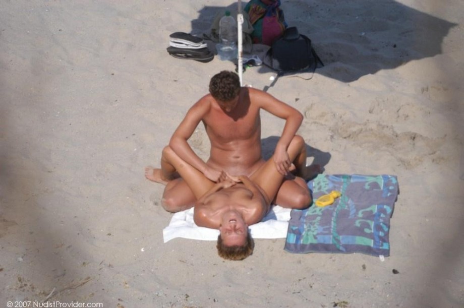 Spying a couple fucking on the beach