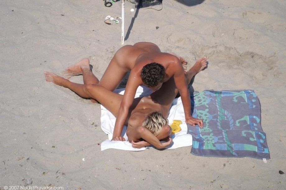 Spying a couple fucking on the beach