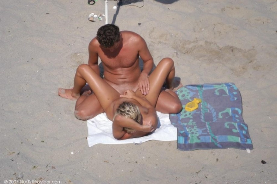 Spying a couple fucking on the beach