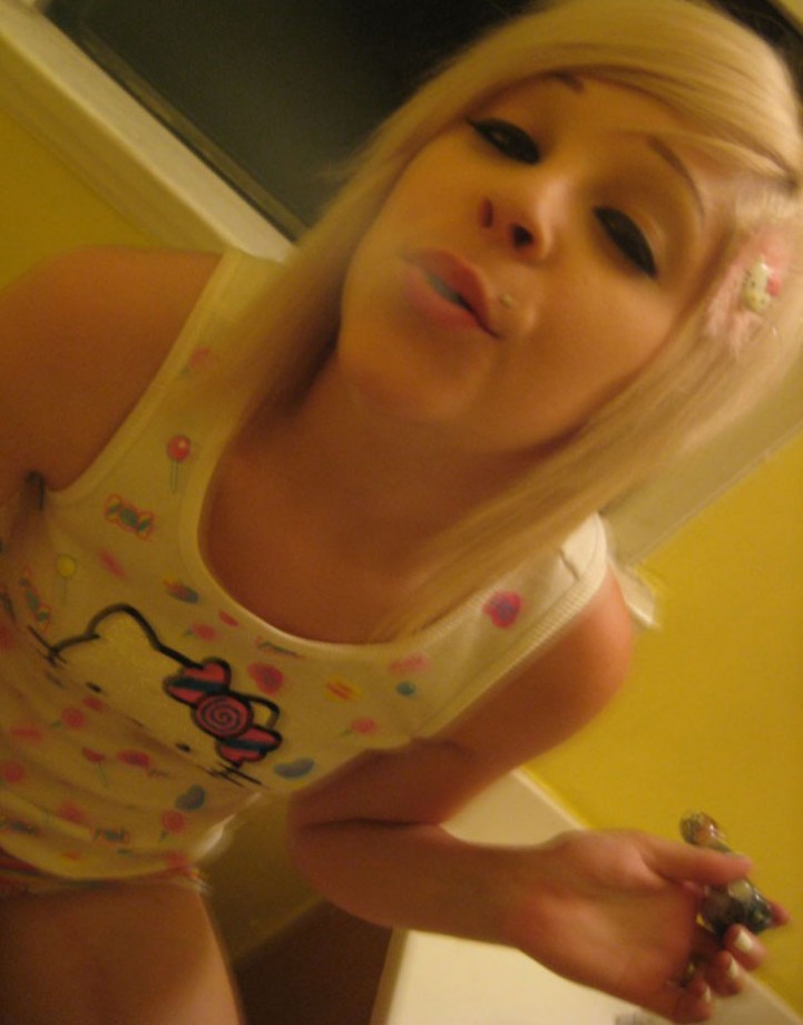 Naked young blodne smokign in bathtube