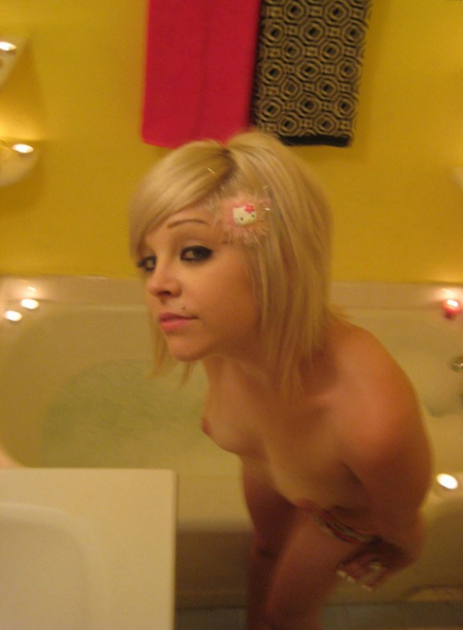 Naked young blodne smokign in bathtube