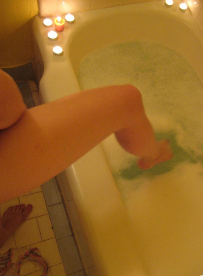 Naked young blodne smokign in bathtube