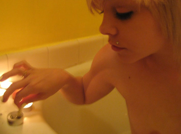 Naked young blodne smokign in bathtube