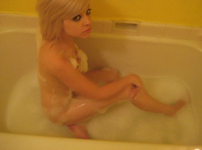 Naked young blodne smokign in bathtube