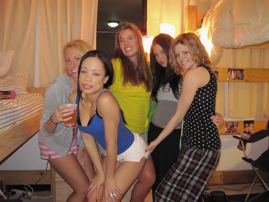 Amateur college dorm sex party