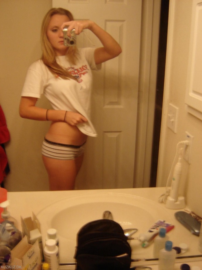 Selfshots - blonde show her naked body