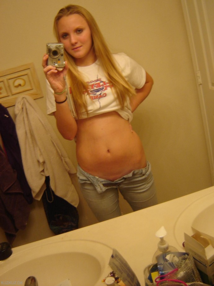 Selfshots - blonde show her naked body