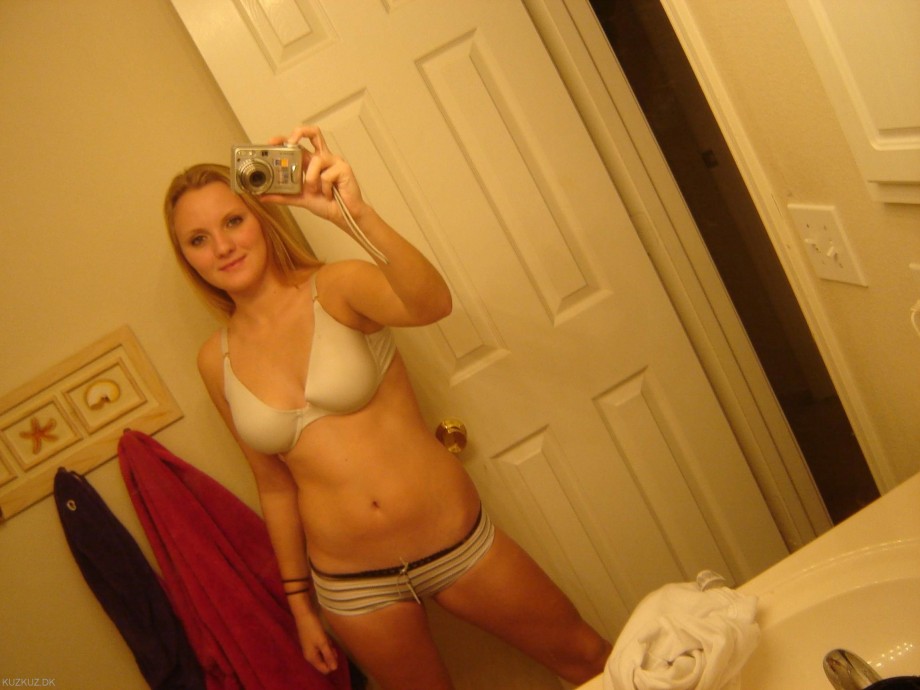 Selfshots - blonde show her naked body