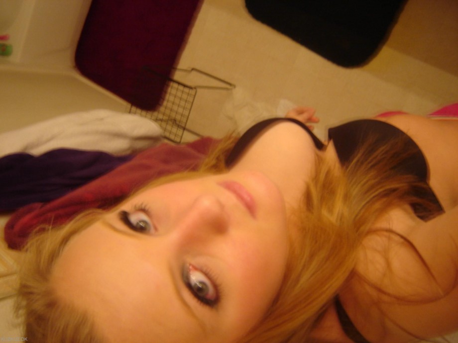 Selfshots - blonde show her naked body