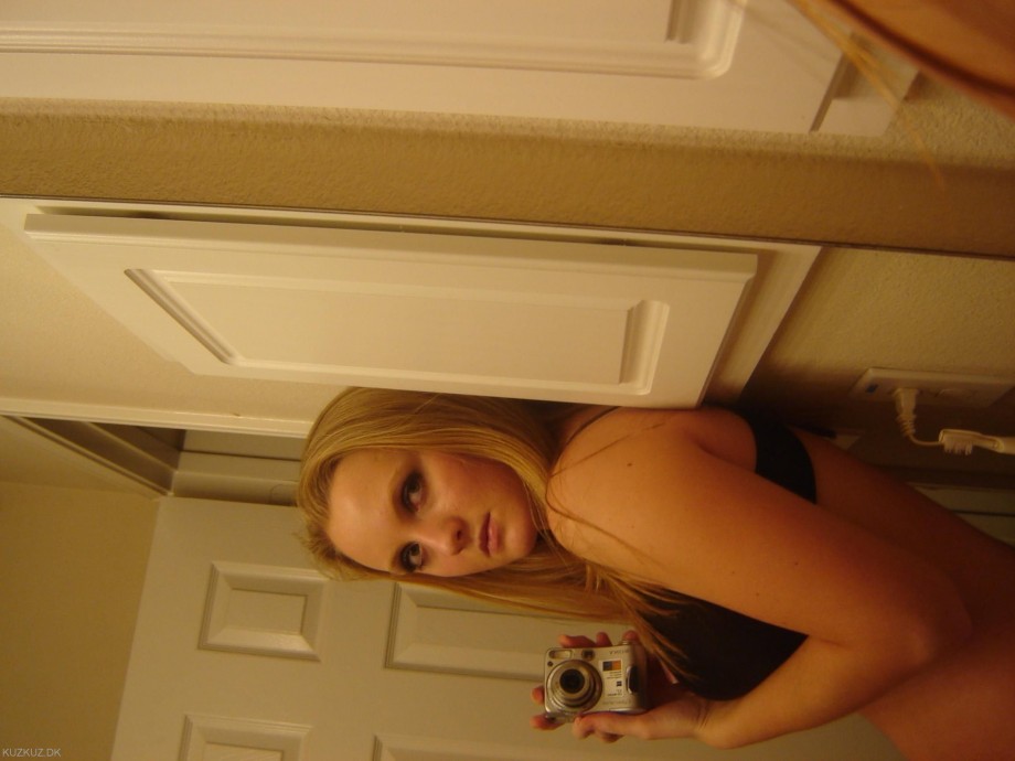 Selfshots - blonde show her naked body