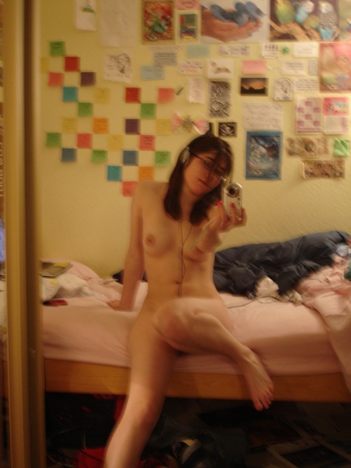 Selfshots - nice teengirl on the bed