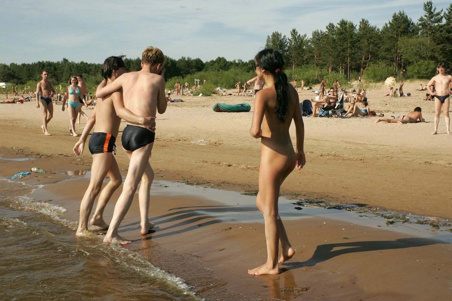 Pikotop - girl naked at beach