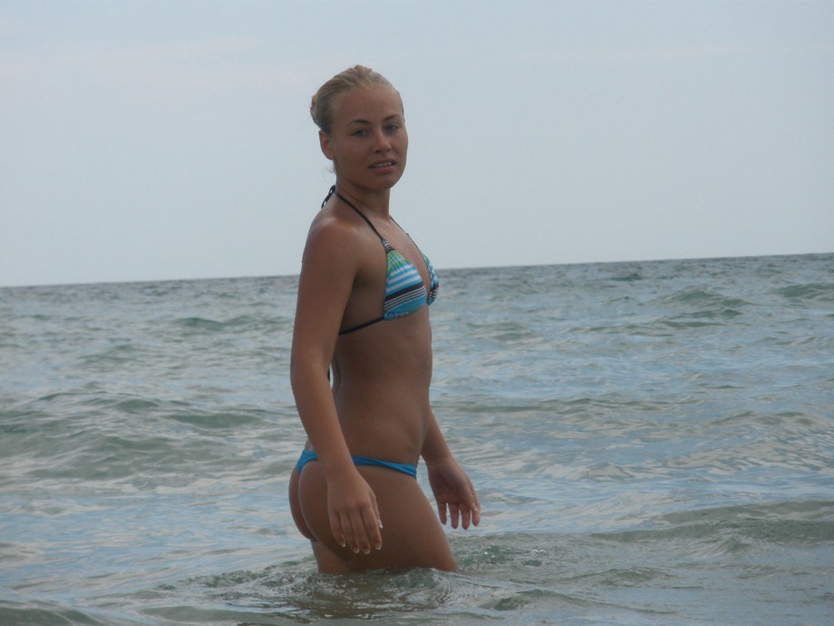 Sexy blonde and her pics from beach and hotelroom