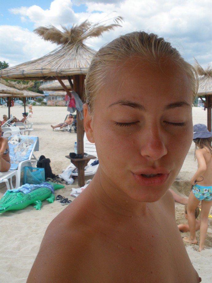 Sexy blonde and her pics from beach and hotelroom