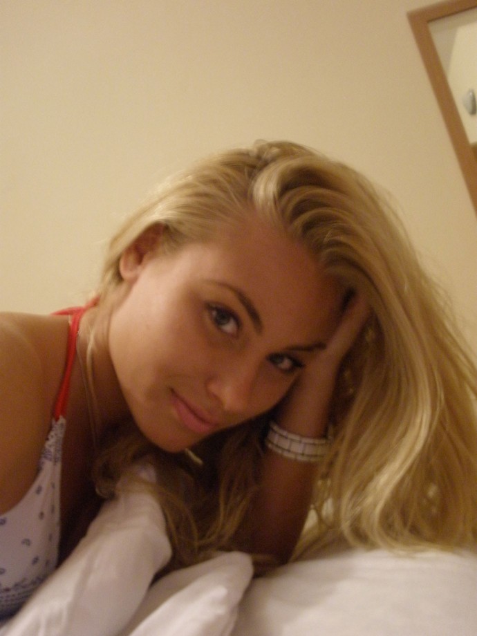 Sexy blonde and her pics from beach and hotelroom