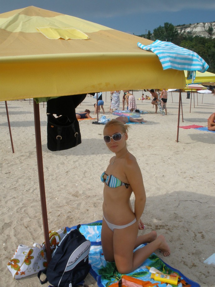 Sexy blonde and her pics from beach and hotelroom