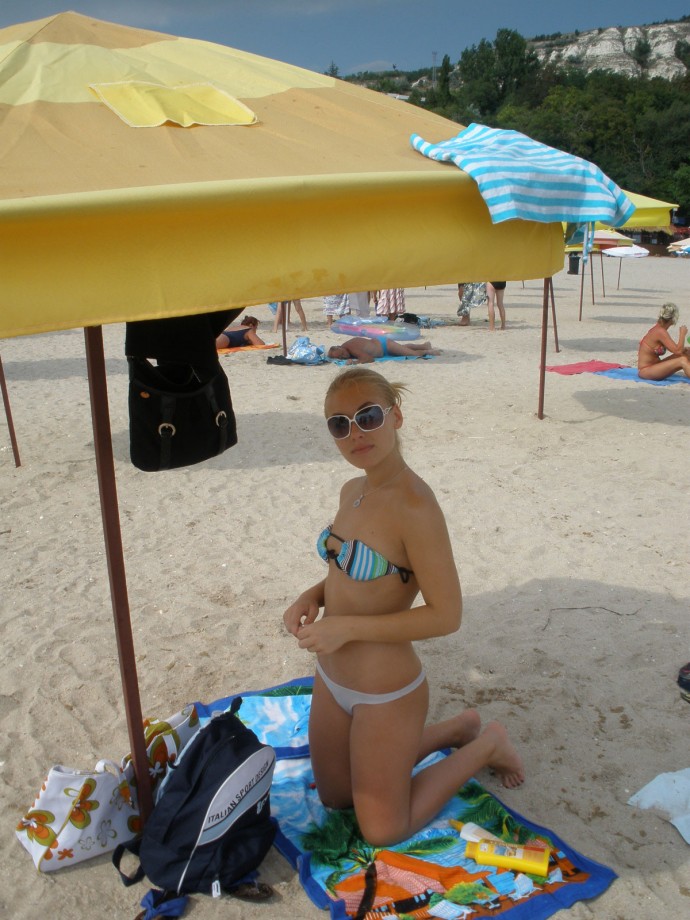 Sexy blonde and her pics from beach and hotelroom