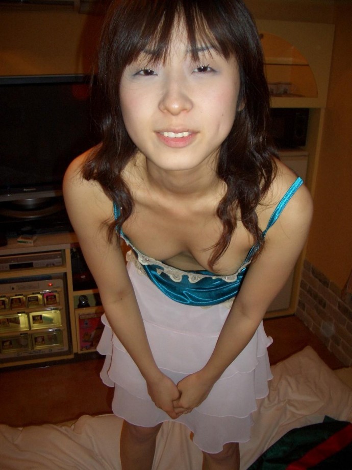 Shaved pussy of young asian girl