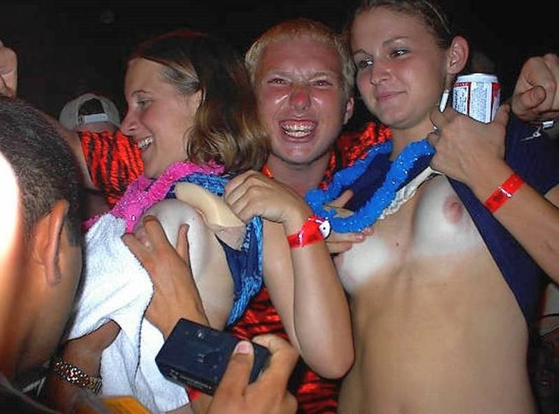 Amateur girls on concert to show boobs