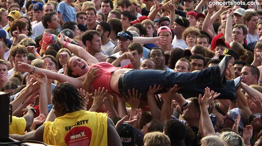 Amateur girls on concert to show boobs