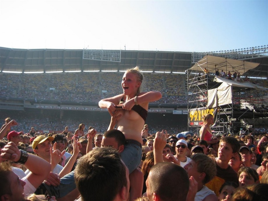 Amateur girls on concert to show boobs