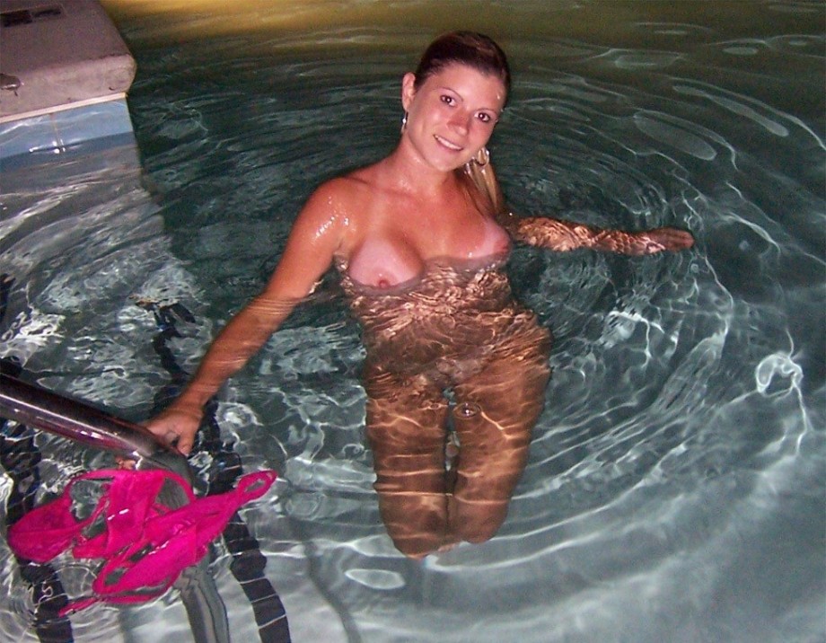 Sexy blonde skinny dipping then sucking